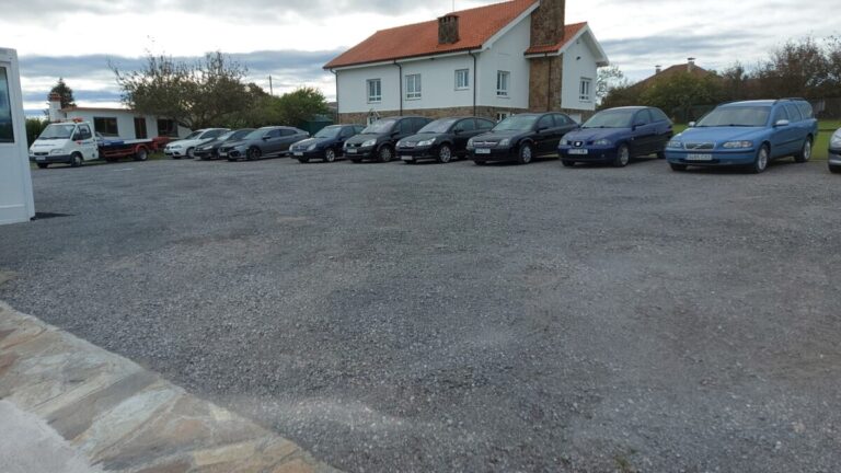 Foto donde se ven todos los coches de frente